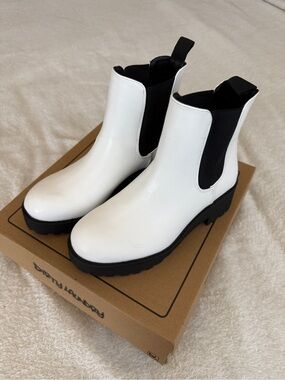 Dirty Laundry White Chelsea Platform Ankle Boots with Black Elastic